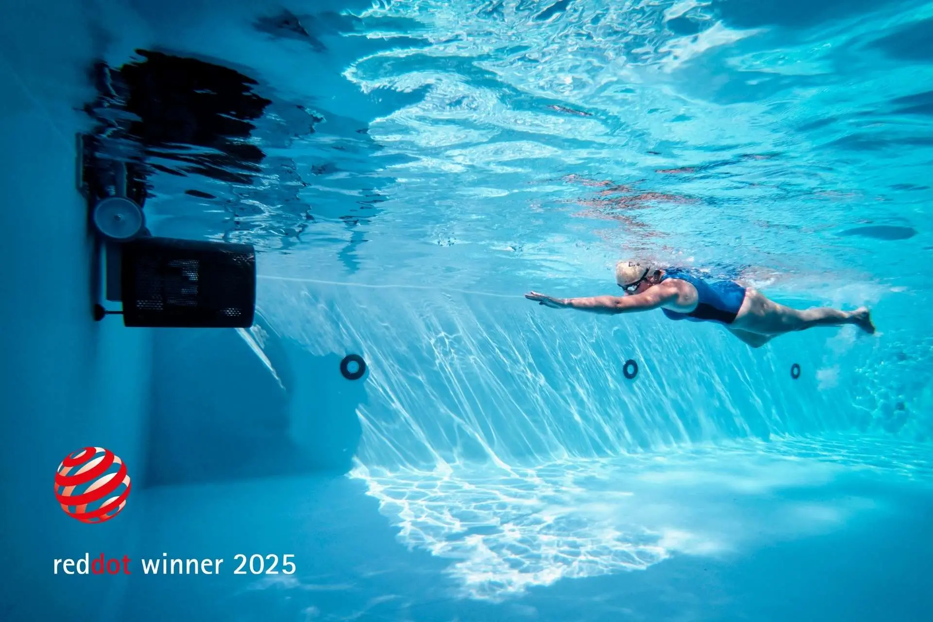 Onderwater shot in een zwembad met EVAstream Move tegenstroom module, met iemand die zwemt.