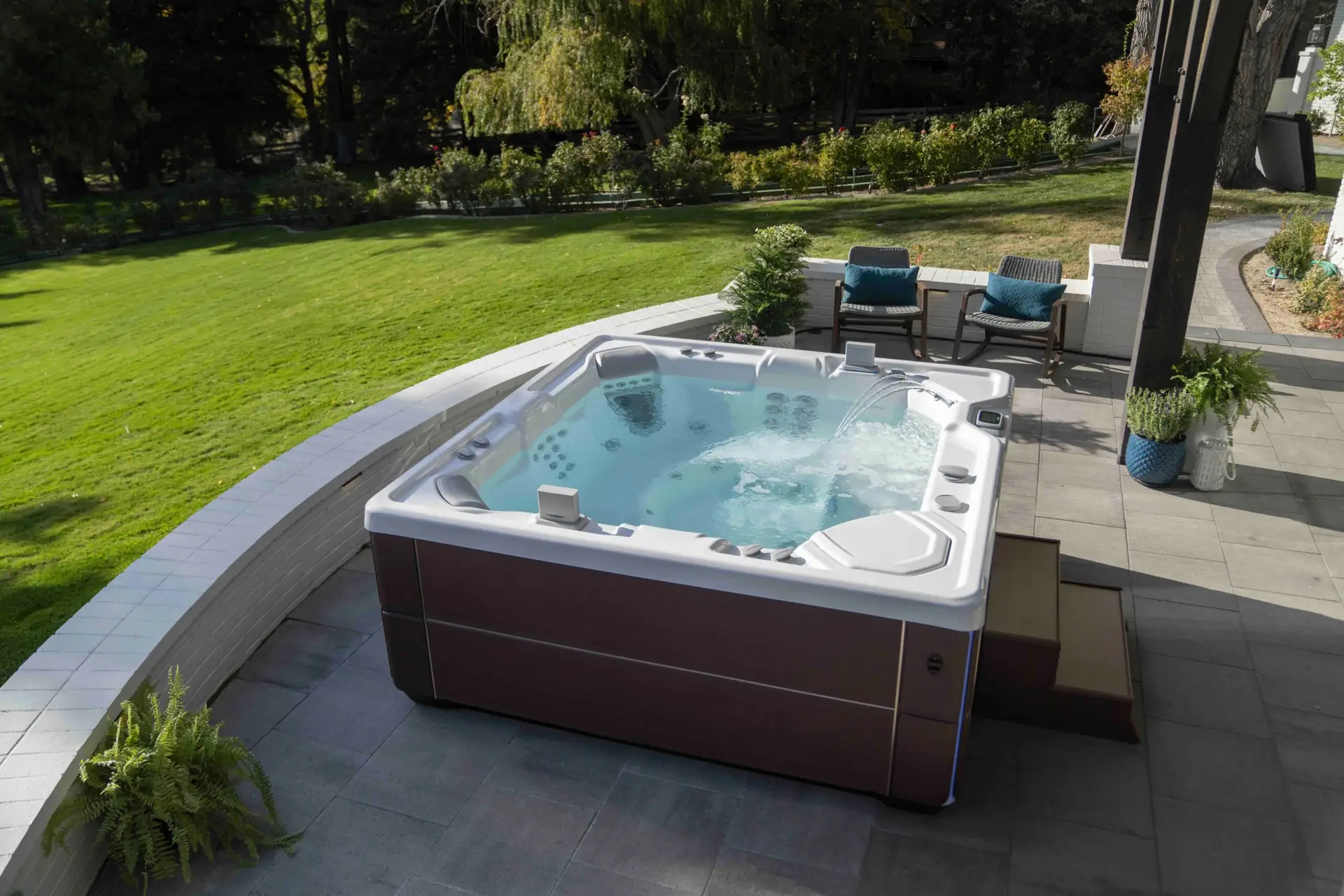 Jacuzzi Hotspring spa op terras in tuin.