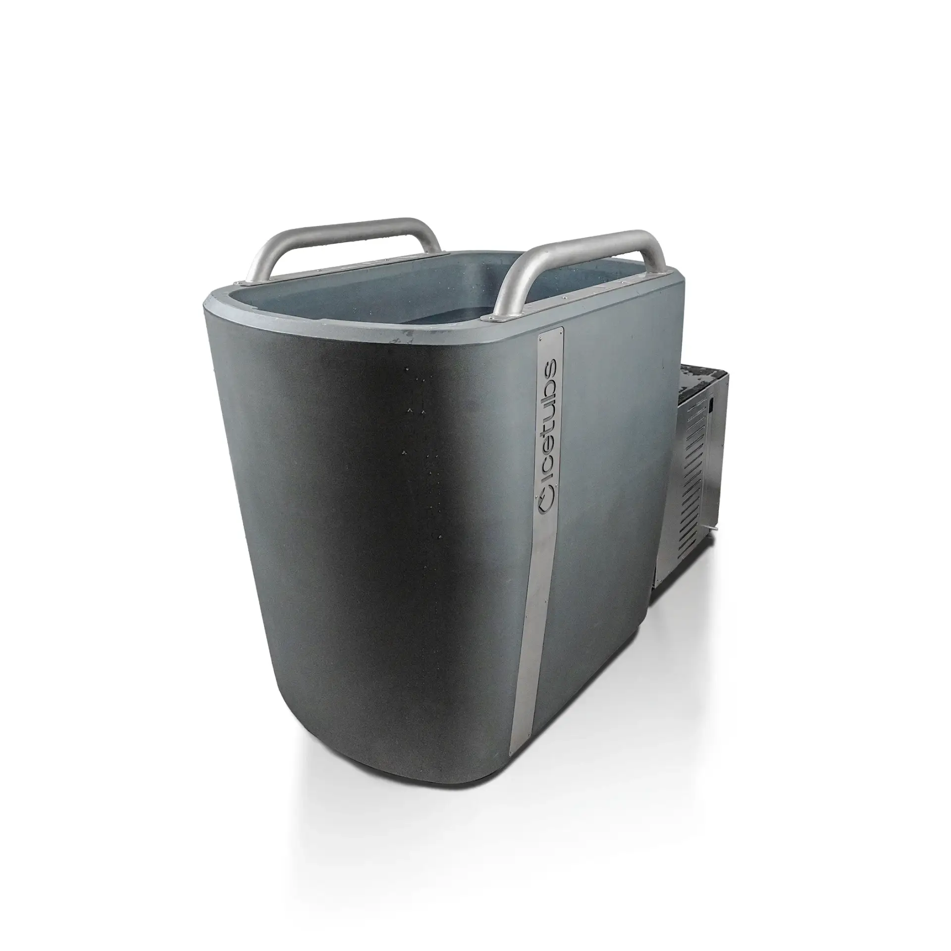 Een donkergrijs IceKube ijsbad met twee zilveren metalen handgrepen aan de bovenzijde, voorzien van het 'icetubs'-logo, gefotografeerd tegen een witte achtergrond.